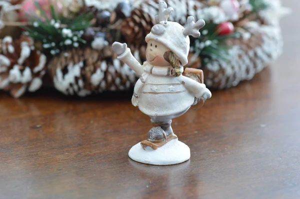 Маленькая Милая Девушка Катание Лыжах Керамическая Фигура Новогодних Рождественских Украшений — стоковое фото