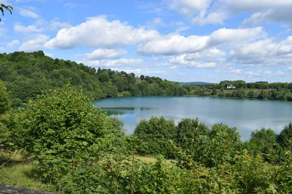 Dağlardaki göl manzarası