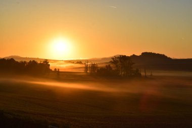 Sabah dağlarda. Vadinin üzerinde gün doğumu.