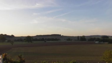 Tarlanın üzerinde güzel bir gün batımı