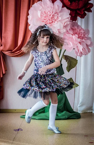 Chica Bailando Girando —  Fotos de Stock