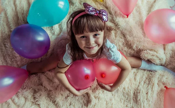 Mädchen Mit Rosa Luftballons — Stockfoto