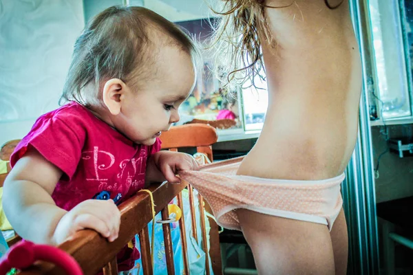 Kleine Schwester Schaut Kleine Schwester lizenzfreie Stockfotos