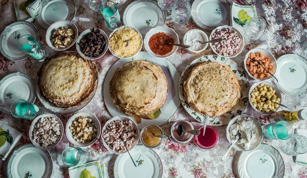 Pannkakor Och Pålägg Bordet — Stockfoto