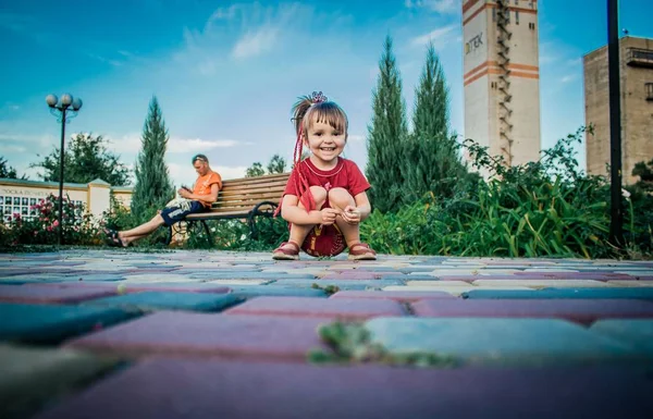 Kleines Mädchen Hockt Park — Stockfoto