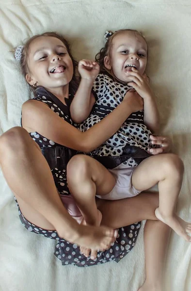 Zwei Freundinnen Schwestern Grimassen — Stockfoto