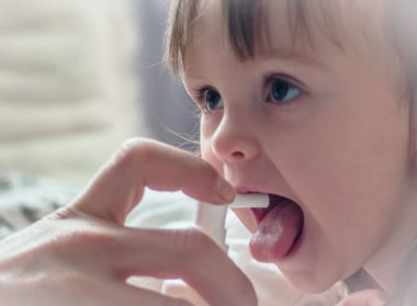 Hasta kızın boğazı ağrıyor.