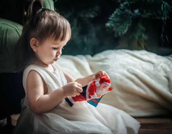 Mädchen Untersucht Weihnachtsmann — Stockfoto