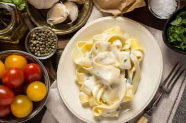 Pappardelle makarna kremalı Alfredo sos ile