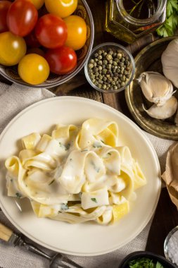Pappardelle makarna kremalı Alfredo sos ile