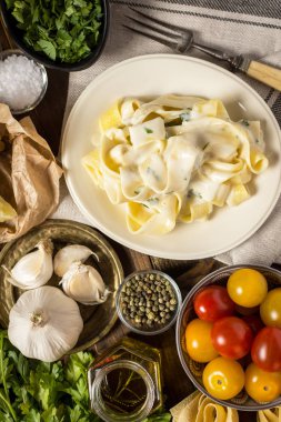 Pappardelle makarna kremalı Alfredo sos ile