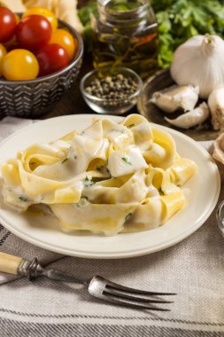Pappardelle makarna kremalı Alfredo sos ile