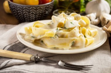 Pappardelle makarna kremalı Alfredo sos ile