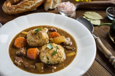 Geyik eti avcılar güveç ve köfte pastırma ve soğan ile