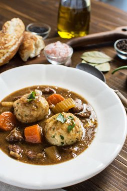 Geyik eti avcılar güveç ve köfte pastırma ve soğan ile