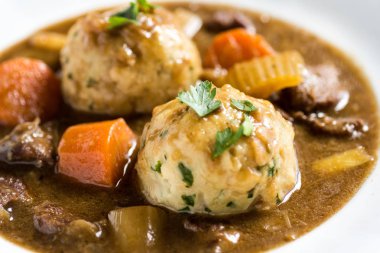 Geyik eti avcılar güveç ve köfte pastırma ve soğan ile