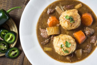 Geyik eti avcılar güveç ve köfte pastırma ve soğan ile