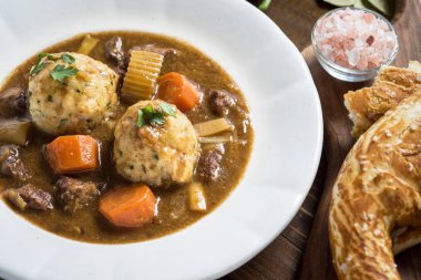 Geyik eti avcılar güveç ve köfte pastırma ve soğan ile