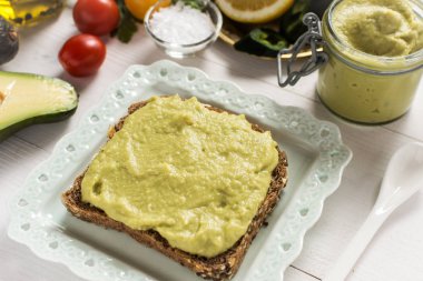 Sağlıklı kahvaltı taze avokado ile Guacamole yaymak