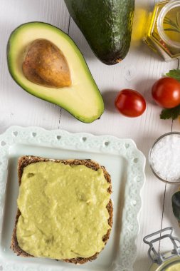 Sağlıklı kahvaltı taze avokado ile Guacamole yaymak