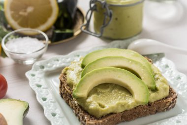 Sağlıklı kahvaltı taze avokado ile Guacamole yaymak