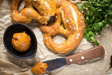 Domuzum yağ ile ev yapımı Bavyera simit yaymak