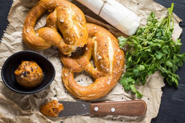 Domuzum yağ ile ev yapımı Bavyera simit yaymak