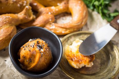 Domuzum yağ ile ev yapımı Bavyera simit yaymak