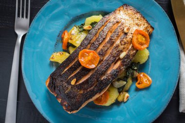 Mavi plaka üzerinde sebze ile taze ızgara somon. Sağlıklı yemek kavramı.
