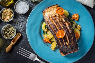Mavi plaka üzerinde sebze ile taze ızgara somon. Sağlıklı yemek kavramı.