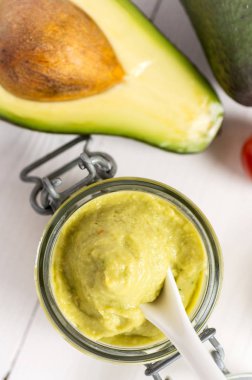 Cam ev yapımı avokado yayılmış Guacamole. Vegan ham ve sağlıklı gıda.