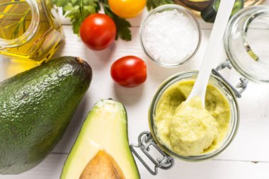 Cam ev yapımı avokado yayılmış Guacamole. Vegan ham ve sağlıklı gıda.