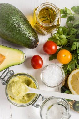 Cam ev yapımı avokado yayılmış Guacamole. Vegan ham ve sağlıklı gıda.