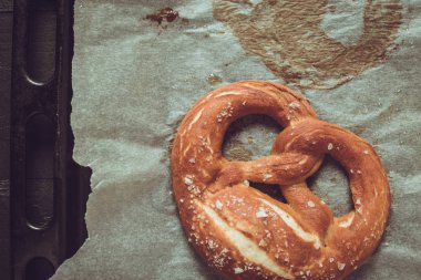 Simit fırın tepsisine üzerinde. Rustik bak.