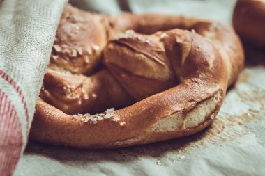 Simit fırın tepsisine üzerinde. Rustik bak.
