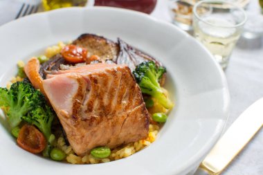 Beyaz tabakta sebzeli ızgara somon Steak. Sağlıklı gıda.