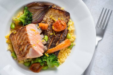 Beyaz tabakta sebzeli ızgara somon Steak. Sağlıklı gıda.