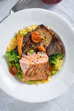 Beyaz tabakta sebzeli ızgara somon Steak. Sağlıklı gıda.
