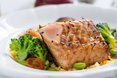 Beyaz tabakta sebzeli ızgara somon Steak. Sağlıklı gıda.