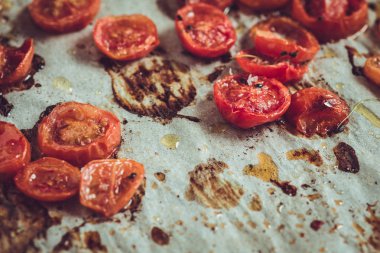 Parşömen üzerine kavrulmuş domates. Rustik tarzı.