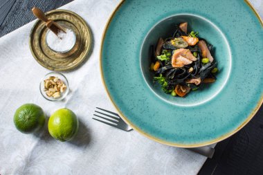 Mürekkep balığı somon ve sebzeler ile siyah spagetti mürekkep