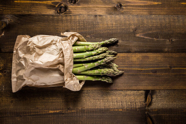 Кучка свежего зеленого спаржи в бумажном пакете. Копировальное пространство
.