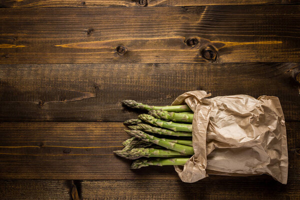 Кучка свежего зеленого спаржи в бумажном пакете. Копировальное пространство
.