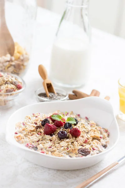 Sunny Morning Healthy Breakfast Muesli Milk Chia Seeds Berries Cinnamon — Stock Photo, Image