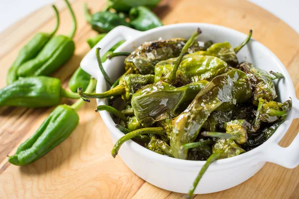 Gizemli de Padron. Beyaz kase Padron yeşil biber.