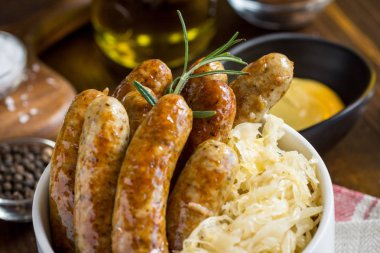 Izgara sosis, lahana, hardal ve bira
