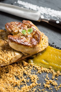 Koyu arka plan üzerinde Mango püresi ile hazırlanmış Fried kaz ciğeri. Git