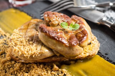 Koyu arka plan üzerinde Mango püresi ile hazırlanmış Fried kaz ciğeri. Git