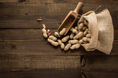 Organik fıstık kabukları kopya rustik ahşap zemin üzerine 