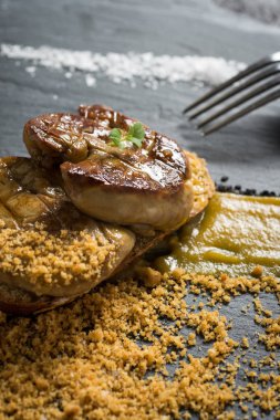 Kızarmış kaz ciğeri ile Mango püresi karanlık taş zemin üzerine. Ördek 